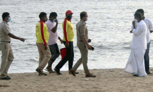 ബീ​ച്ച് കാ​ണാ​നെ​ത്തി​യ​വ​രെ പൊ​ലീ​സ് തി​രി​കെ അ​യ​ച്ചു