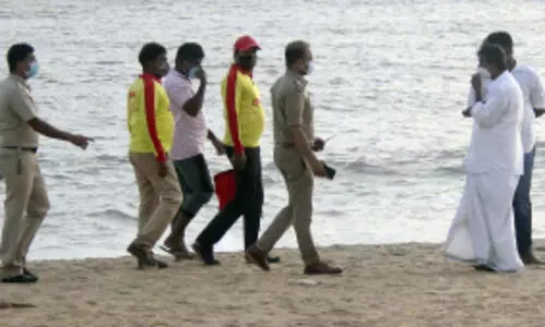 ബീ​ച്ച് കാ​ണാ​നെ​ത്തി​യ​വ​രെ പൊ​ലീ​സ് തി​രി​കെ അ​യ​ച്ചു