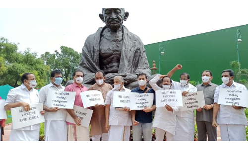 കേരളത്തിലെ വാക്സിൻ ക്ഷാമം: പാർലമെൻറ്​ വളപ്പിൽ യു.ഡി.എഫ്​ എം.പിമാരുടെ​ പ്രതിഷേധം