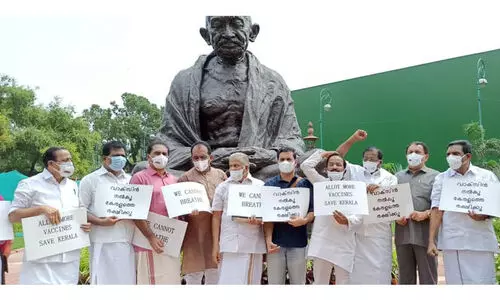 കേരളത്തിലെ വാക്സിൻ ക്ഷാമം: പാർലമെൻറ്​ വളപ്പിൽ യു.ഡി.എഫ്​ എം.പിമാരുടെ​ പ്രതിഷേധം