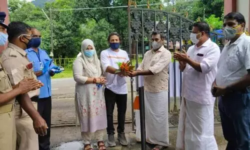 അതിരപ്പിള്ളിയും തുമ്പൂർമുഴിയും തുറന്നു; സഞ്ചാരികളെ പൂച്ചെണ്ടുകൾ നൽകി സ്വീകരിച്ച്​ അധികൃതർ