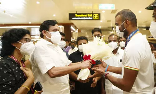 ആഹ്ലാദക്കൊടുമുടിയിൽ ശ്രീജേഷ് കേരളത്തിലെത്തി; ഉജ്ജ്വല വരവേൽപ്പ് ആഹ്ലാദക്കൊടുമുടിയിൽ ശ്രീജേഷ് കേരളത്തിലെത്തി; ഉജ്ജ്വല വരവേൽപ്പ്