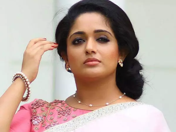 കാവ്യാ മാധവനെ സംവിധായകൻ ബാലചന്ദ്രകുമാറിന് ഒപ്പമിരുത്തി ചോദ്യം ചെയ്യാൻ അന്വേഷണ സംഘം: തിങ്കളാഴ്ച നിർണായകം കാവ്യാ മാധവനെ സംവിധായകൻ ബാലചന്ദ്രകുമാറിന് ഒപ്പമിരുത്തി ചോദ്യം ചെയ്യാൻ അന്വേഷണ സംഘം: തിങ്കളാഴ്ച നിർണായകം