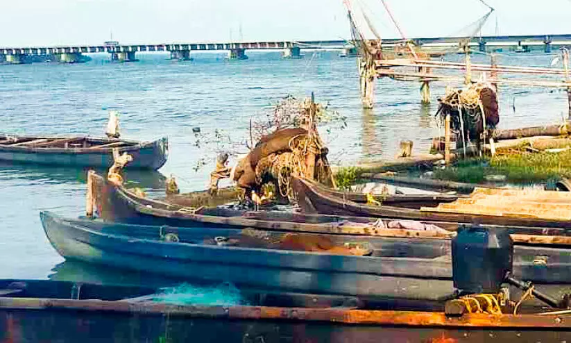 മത്സ്യമേഖലയിൽ തൊഴിൽ ഉപകരണങ്ങൾ നശിക്കുന്നു മത്സ്യമേഖലയിൽ തൊഴിൽ ഉപകരണങ്ങൾ നശിക്കുന്നു