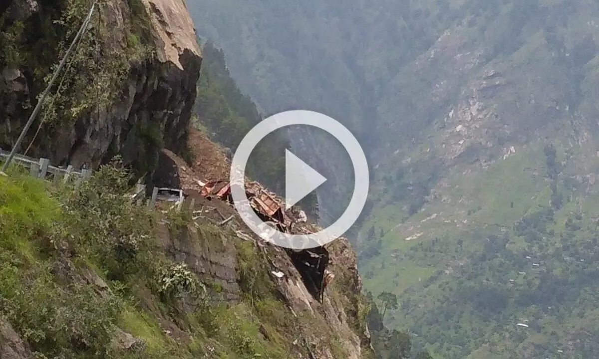 ഹിമാചലിൽ ദേശീയപാതയിൽ വാഹനങ്ങൾക്ക് മുകളിലേക്ക് മണ്ണിടിഞ്ഞു; 11 മരണം; 13 പേരെ രക്ഷപ്പെടുത്തി -വിഡിയോ ഹിമാചലിൽ ദേശീയപാതയിൽ വാഹനങ്ങൾക്ക് മുകളിലേക്ക് മണ്ണിടിഞ്ഞു; 11 മരണം; 13 പേരെ രക്ഷപ്പെടുത്തി -വിഡിയോ