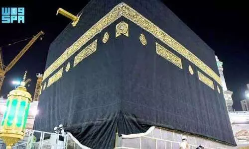 ക​അ്​​ബ​യു​ടെ കി​സ്​​വ താ​ഴ്​​ത്തി​യി​ട്ടു