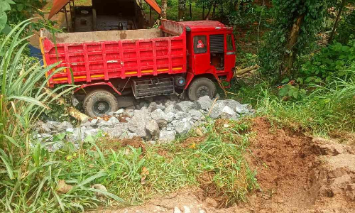 പാറ കയറ്റിയ ടിപ്പർ ലോറി 25 അടി താഴ്ചയിലേക്ക്​ മറിഞ്ഞു