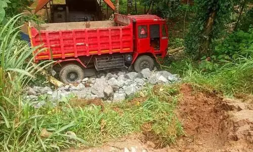 പാറ കയറ്റിയ ടിപ്പർ ലോറി 25 അടി താഴ്ചയിലേക്ക്​ മറിഞ്ഞു