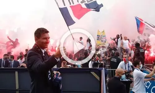 ആകാംക്ഷക്ക്​ വിരാമമിട്ട്​ ലയണൽ​ മെസ്സി പാരിസ്​ മണ്ണിൽ