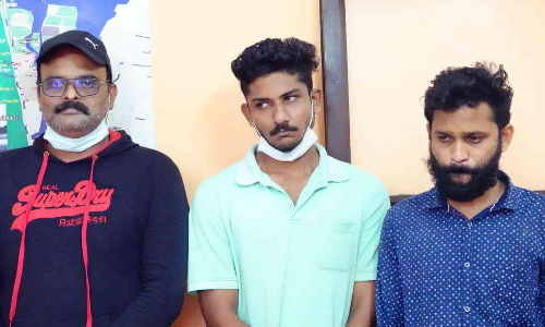 ആറരക്കിലോ കഞ്ചാവുമായി മൂന്നംഗ സംഘം പിടിയിൽ; എസ്​.യു.വി കാറിൽ കറങ്ങി വിൽപന