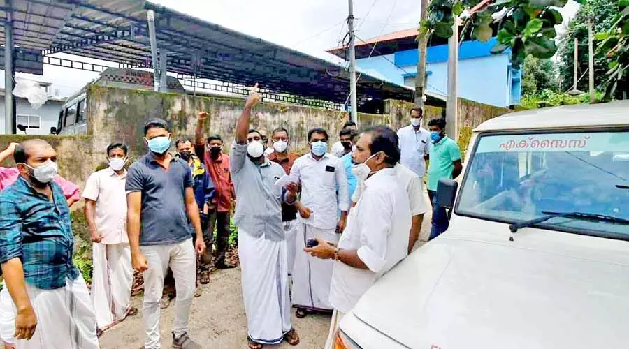 ചാരായവുമായി പിടിച്ചയാളെ എക്സൈസ് അധികൃതർ ഏറ്റെടുത്തില്ല; ഒരുരാത്രി മുഴുവൻ വലഞ്ഞ് വനപാലകർ ചാരായവുമായി പിടിച്ചയാളെ എക്സൈസ് അധികൃതർ ഏറ്റെടുത്തില്ല; ഒരുരാത്രി മുഴുവൻ വലഞ്ഞ് വനപാലകർ