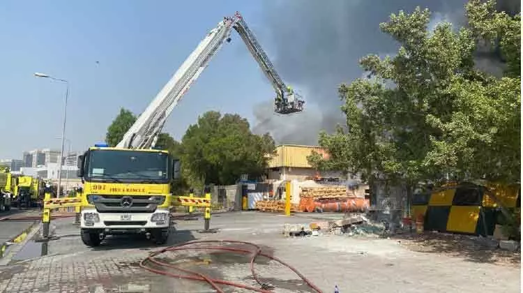 ജബൽ അലിയിലെ പ്ലാസ്റ്റിക് ഫാക്ടറിയിൽ വൻ തീപിടിത്തം ജബൽ അലിയിലെ പ്ലാസ്റ്റിക് ഫാക്ടറിയിൽ വൻ തീപിടിത്തം