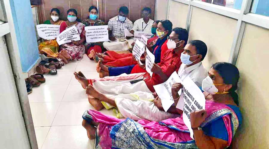 മാനന്തവാടി നഗരസഭ: കുത്തിയിരിപ്പ് സമരവുമായി പ്രതിപക്ഷം മാനന്തവാടി നഗരസഭ: കുത്തിയിരിപ്പ് സമരവുമായി പ്രതിപക്ഷം