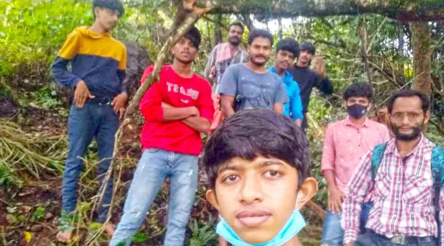 വൈ​ത​ൽ​മ​ല​യി​ലെ​ത്തി​യ​വ​ർ കാ​ട്ടാ​ന ആ​ക്ര​മ​ണ​ത്തി​ൽ​നി​ന്ന് ത​ല​നാ​രി​ഴ​ക്ക് ര​ക്ഷ​പ്പെ​ട്ട​ു