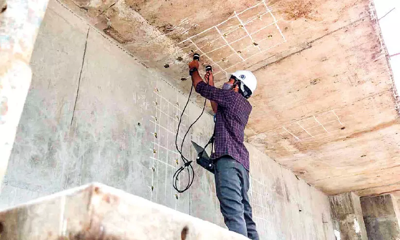 എ​ട​പ്പാ​ൾ മേ​ൽ​പ്പാ​ലത്തിൽ ഗു​ണ​നി​ല​വാ​ര പ​രി​ശോ​ധ​ന