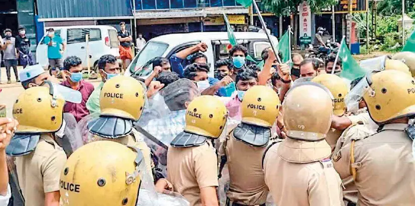 ക​ണ്ട​ന​കം ബി​വ​റേ​ജ​സ് ഔ​ട്ട്​​ലെ​റ്റി​ലേ​ക്ക് യൂ​ത്ത് ലീ​ഗ് മാ​ർ​ച്ച്