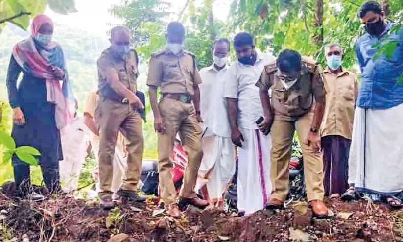 ഒ​ടു​വി​ൽ പു​ലി വീ​ട്ടു​മു​റ്റ​ത്ത്: ഉ​റ​ക്കം ന​ഷ്​​ട​പ്പെ​ട്ട് അ​ല​ന​ല്ലൂ​ർ