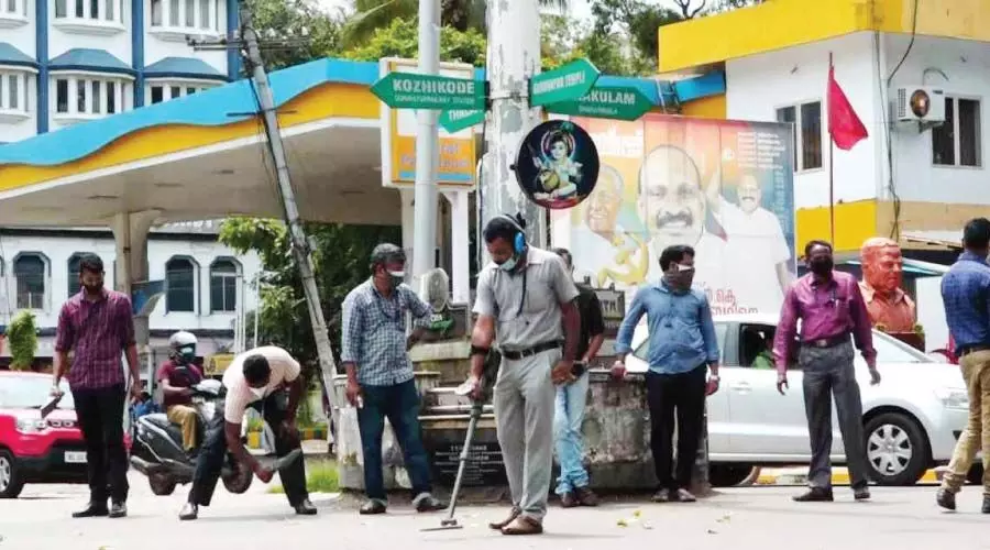 കാണാതായ മാൻഹോളുകൾ തേടി ബോംബ് സ്ക്വാഡ് കാണാതായ മാൻഹോളുകൾ തേടി ബോംബ് സ്ക്വാഡ്