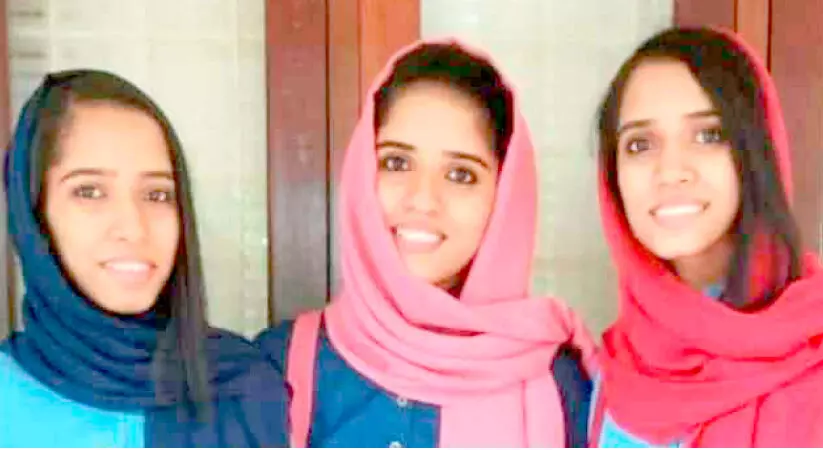 ഒ​ന്നി​ച്ച് പ​ഠി​ച്ച്, പ​രീ​ക്ഷ​യെ​ഴു​തി​യ സ​ഹോ​ദ​രി​മാ​ർ​ക്ക് ഉ​ന്ന​ത​വി​ജ​യം