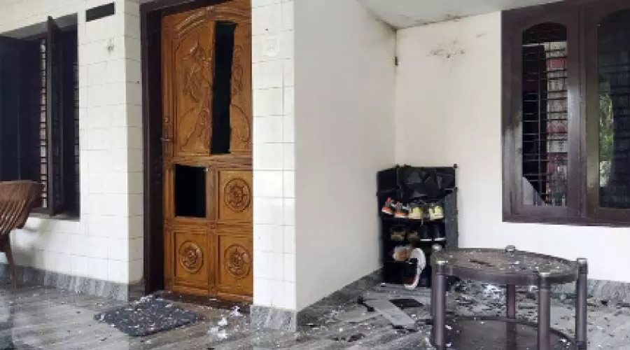 വീ​ടി​നു​നേ​രെ സ്ഫോ​ട​ക​വ​സ്തു എ​റി​ഞ്ഞു; മൂ​ന്നു​പേ​ര്‍ അ​റ​സ്​​റ്റി​ല്‍