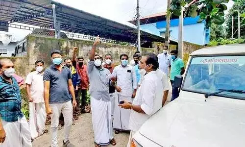 ചാരായവുമായി പിടിച്ചയാളെ എക്‌സൈസ് അധികൃതർ ഏറ്റെടുത്തില്ല; ഒരുരാത്രി മുഴുവൻ വലഞ്ഞ് വനപാലകർ