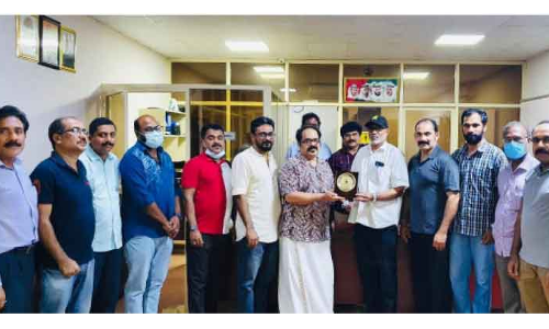 നാലു​ പതിറ്റാണ്ടി​െൻറ പ്രവാസം അവസാനിപ്പിച്ച്​ അബ്​ദുല്ല താനിശ്ശേരി മടങ്ങുന്നു