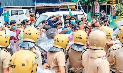 ക​ണ്ട​ന​കം ബി​വ​റേ​ജ​സ് ഔ​ട്ട്​​ലെ​റ്റി​ലേ​ക്ക് യൂ​ത്ത് ലീ​ഗ് മാ​ർ​ച്ച്