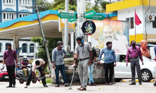 കാ​ണാ​താ​യ മാ​ൻ​ഹോ​ളു​ക​ൾ തേ​ടി ബോം​ബ് സ്ക്വാ​ഡ്