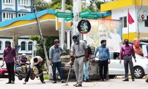 കാ​ണാ​താ​യ മാ​ൻ​ഹോ​ളു​ക​ൾ തേ​ടി ബോം​ബ് സ്ക്വാ​ഡ്