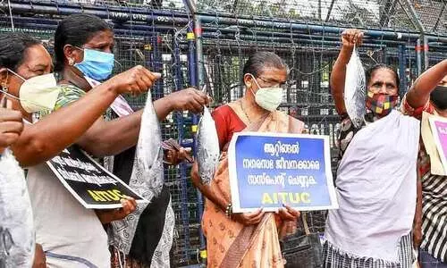 മത്സ്യം പിടിച്ചെടുത്തതിനെചൊല്ലി സംഘർഷം: ഇരുകൂട്ടർക്കുമെതിരെ കേസ്