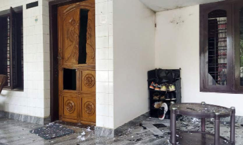 വീ​ടി​നു​നേ​രെ സ്ഫോ​ട​ക​വ​സ്തു എ​റി​ഞ്ഞു; മൂ​ന്നു​പേ​ര്‍ അ​റ​സ്​​റ്റി​ല്‍