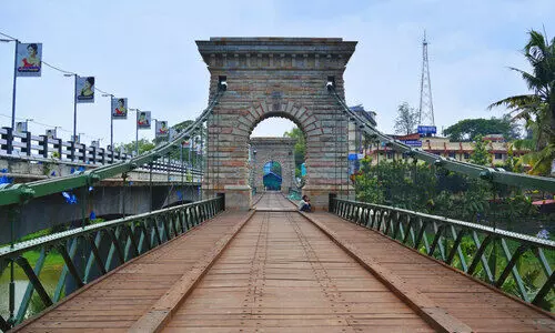 പു​ന​ലൂ​ർ തൂ​ക്കു​പാ​ലം തു​റ​ന്നി​ല്ല; നി​രാ​ശ​രാ​യി വി​നോ​ദ​സ​ഞ്ചാ​രി​ക​ൾ