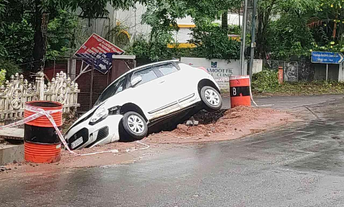 നായ കുറുകെ ചാടി; നിയന്ത്രണംവിട്ട കാർ ഓടയിൽ വീണു