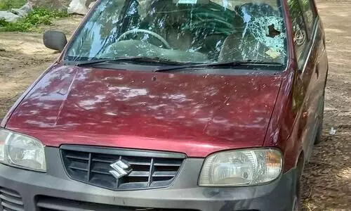 പട്ടാപ്പകൽ കാർ അടിച്ച് തകർത്ത് മോഷണം നടത്തിയതായി പരാതി പട്ടാപ്പകൽ കാർ അടിച്ച് തകർത്ത് മോഷണം നടത്തിയതായി പരാതി