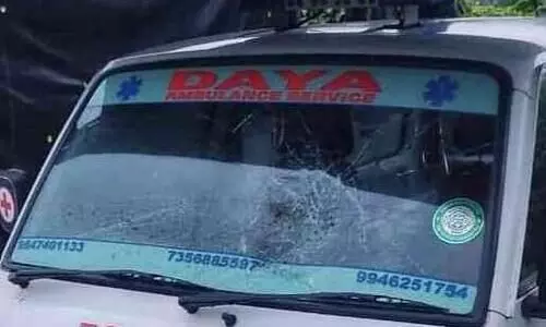 ആംബുലൻസി​െൻറ മുൻവശത്തെ ചില്ല് സാമൂഹിക വിരുദ്ധർ തകർത്തു