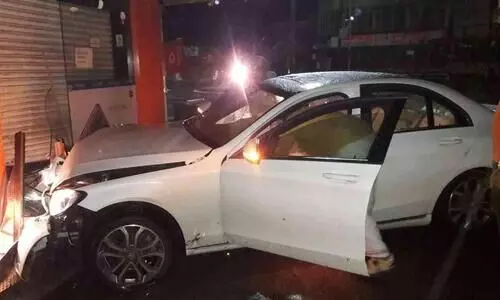 കാർ മൊബൈൽ കടയിലേക്ക്​ ഇടിച്ചുകയറി; യാത്രക്കാർ അദ്ഭുതകരമായി രക്ഷപെട്ടു.