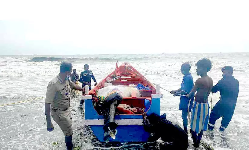 കടലിൽ ഒഴുകി നടന്ന വള്ളം തീരദേശ പൊലീസ് രക്ഷപ്പെടുത്തി
