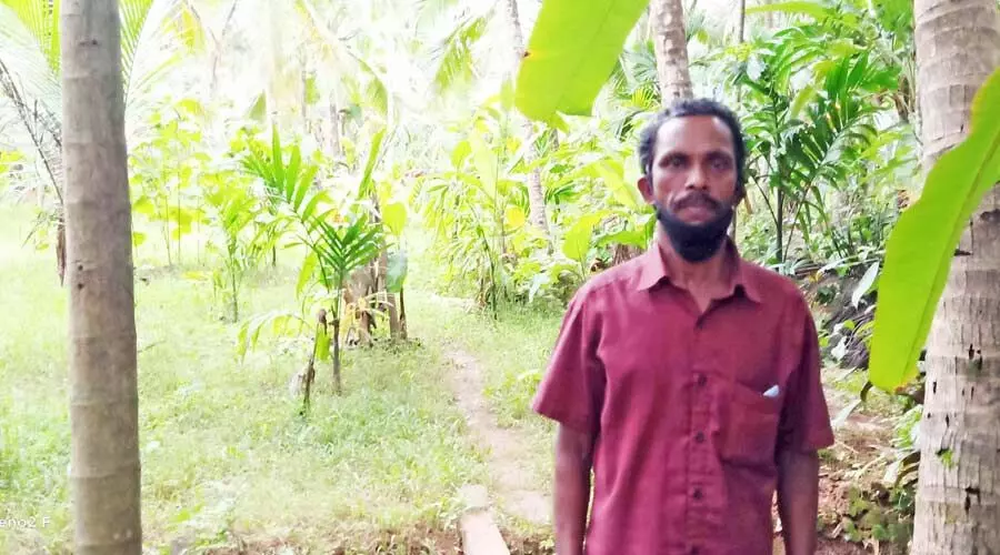 വീട്ടിലേക്ക് വഴിയില്ല ; കാൽനടയായി പോലും പുറത്തു പോകാൻ കഴിയാതെ കുടുംബം വീട്ടിലേക്ക് വഴിയില്ല ; കാൽനടയായി പോലും പുറത്തു പോകാൻ കഴിയാതെ കുടുംബം