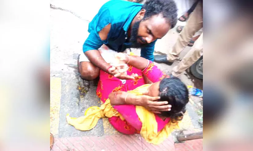 യുവതിയെ കമ്പിവടി കൊണ്ട് അടിച്ച് പരിക്കേല്പിച്ചു യുവതിയെ കമ്പിവടി കൊണ്ട് അടിച്ച് പരിക്കേല്പിച്ചു