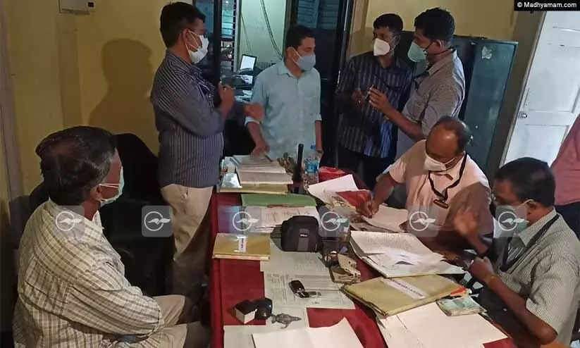 വെഹിക്കിൾ ചെക് പോസ്റ്റിൽ വിജിലൻസ് റെയ്ഡ്, പടിപ്പണം കണ്ടെത്തി വെഹിക്കിൾ ചെക് പോസ്റ്റിൽ വിജിലൻസ് റെയ്ഡ്, പടിപ്പണം കണ്ടെത്തി