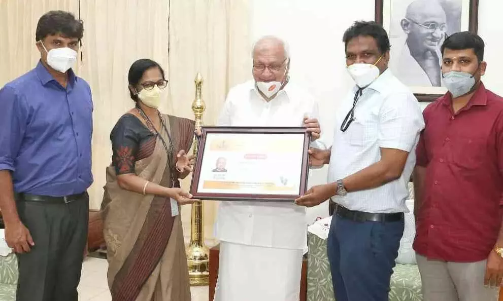 അവയവദാനത്തിന് സമ്മതപത്രം ഒപ്പിട്ടുനല്കി ഗവര്ണര് ആരിഫ് മുഹമ്മദ് ഖാന് അവയവദാനത്തിന് സമ്മതപത്രം ഒപ്പിട്ടുനല്കി ഗവര്ണര് ആരിഫ് മുഹമ്മദ് ഖാന്