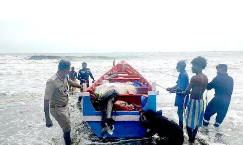 കടലിൽ ഒഴുകി നടന്ന വള്ളം തീരദേശ പൊലീസ് രക്ഷപ്പെടുത്തി