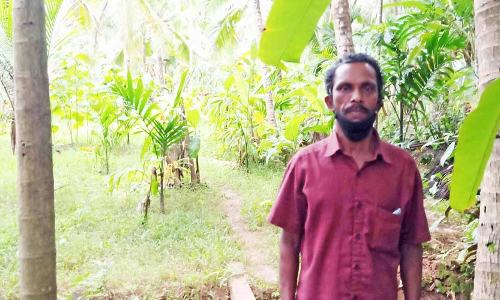 വീട്ടിലേക്ക് വഴിയില്ല ; കാ​ൽ​ന​ട​യാ​യി പോ​ലും പു​റ​ത്തു പോ​കാ​ൻ കഴിയാതെ കുടുംബം