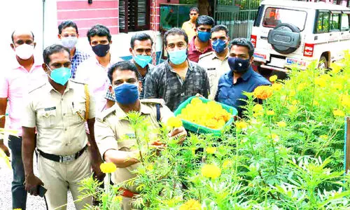 പൂക്കളമി​ടാ​ൻ പൂ​ക്ക​ള്‍ വാ​ങ്ങാ​ൻ പ​ണ​മി​ല്ലെ​ങ്കി​ൽ പൊ​ലീ​സ് സ്‌​റ്റേ​ഷ​നി​ലേ​ക്ക് വരാം