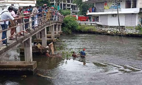 കരിപ്പുഴ തോട്ടിൽ മത്സ്യബന്ധന വള്ളം മറിഞ്ഞു