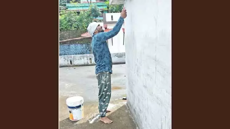 ഗൾഫ് യാത്ര വഴിമുട്ടി; അനീസ് ഇപ്പോൾ പെയിൻറ് പണിയിലാണ് ഗൾഫ് യാത്ര വഴിമുട്ടി; അനീസ് ഇപ്പോൾ പെയിൻറ് പണിയിലാണ്