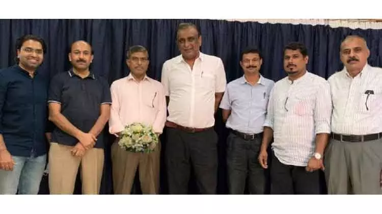 അ​ബ്​​ദു​റ​ഹ്​​മാ​ൻ ഔ​ദ​ക്ക് വ​ണ്ടൂ​ർ പ്ര​വാ​സി കൂ​ട്ടാ​യ്മ യാ​ത്ര​യ​യ​പ്പ് ന​ൽ​കി