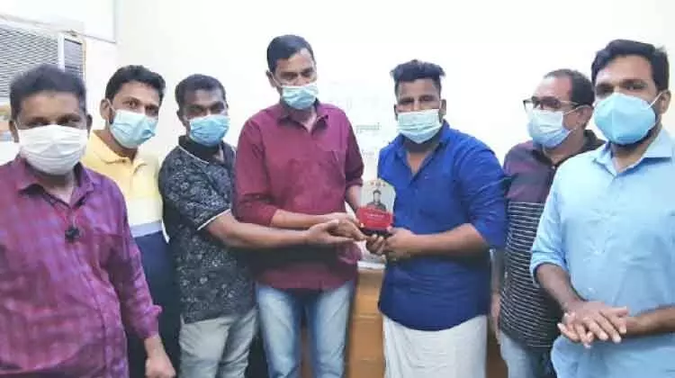 അ​ഫ്‌​സ​ലി​ന് ന​വോ​ദ​യ യാം​ബു ഏ​രി​യ ക​മ്മി​റ്റി യാ​ത്ര​യ​യ​പ്പ് ന​ൽ​കി