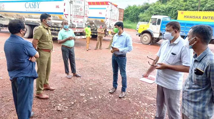 മ​ഞ്ചേ​ശ്വ​രം ചെ​ക്​​പോ​സ്​​റ്റിൽ കൈക്കൂലി വാങ്ങാൻ  അഞ്ചംഗ സംഘത്തെ നിയമിച്ച്​ തട്ടിപ്പ്