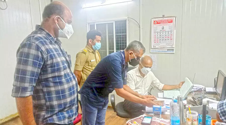 ചെക്ക്​പോസ്​റ്റിൽ വിജിലൻസ് പരിശോധന; കൈ​ക്കൂ​ലി വാ​ങ്ങു​ന്ന​ത്​ കൈ​യോ​ടെ പി​ടി​കൂ​ടി